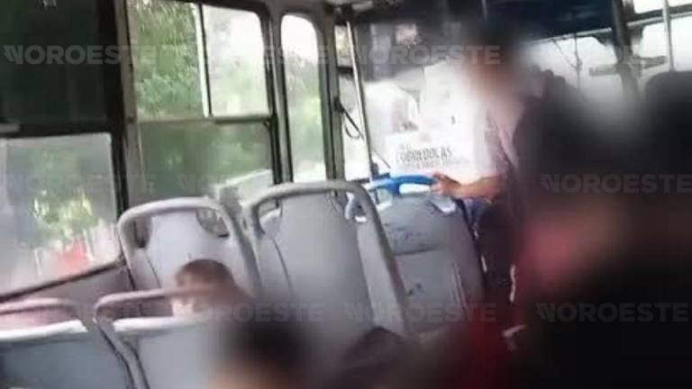 Estudiantes se resguardan en un camión urbano luego de que el chofer fuera atacado a balazos cuando los llevaba a la escuela.