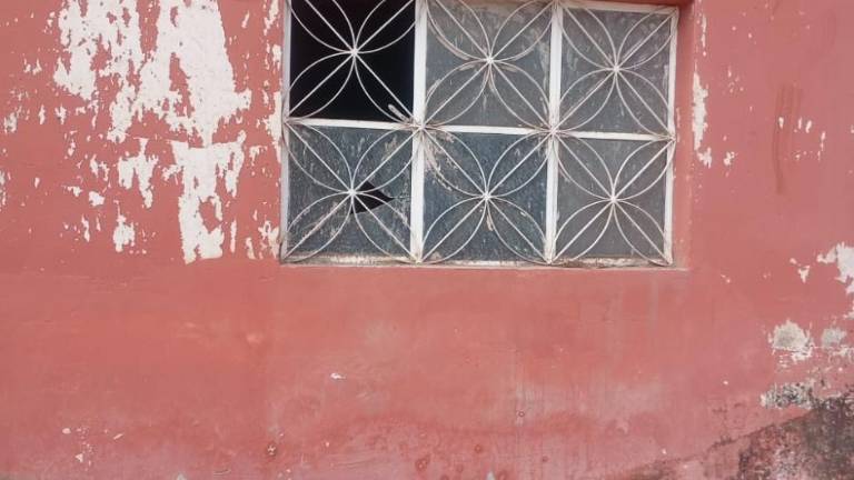 Vivienda de adultos mayores sufrió daños por balas y presuntos explosivos tras un enfrentamiento en Palmillas.