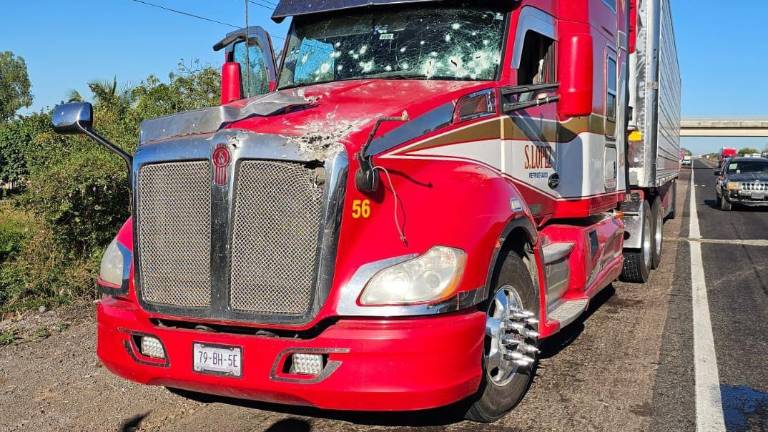 Un tráilero resultó ileso en el asalto registrado la madrugada de este miércoles al sur de Escuinapa.