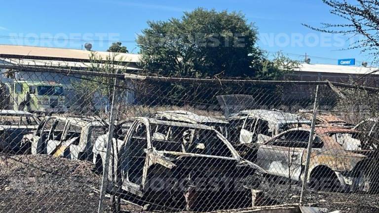 Elementos de Bomberos Veteranos trabajan para sofocar el incendio en el inmueble de la colonia 21 de Marzo.