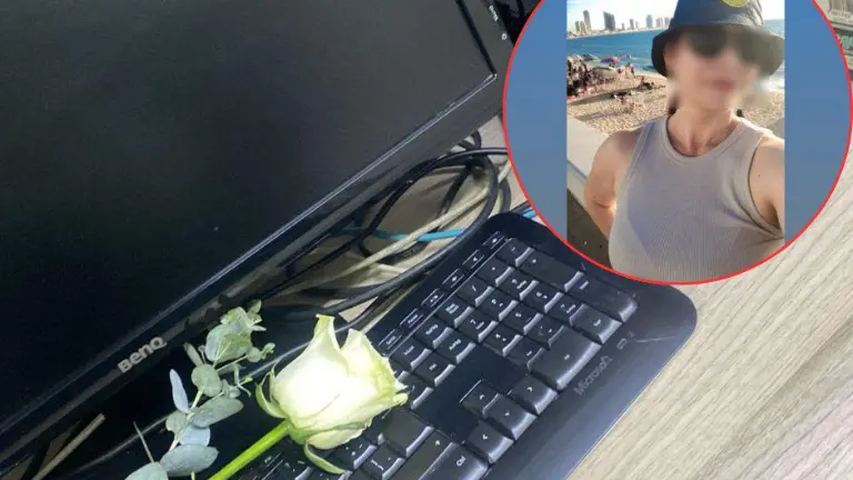 Carolina y la rosa blanca que sus compañeros dejaron en su escritorio, en su memoria.
