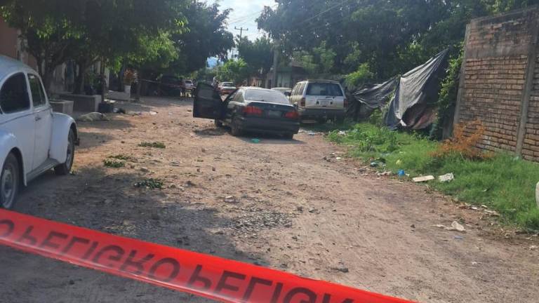 Autoridades inspeccionaron nueve vehículos con daños por impactos de bala en la colonia Gabriel Leyva.