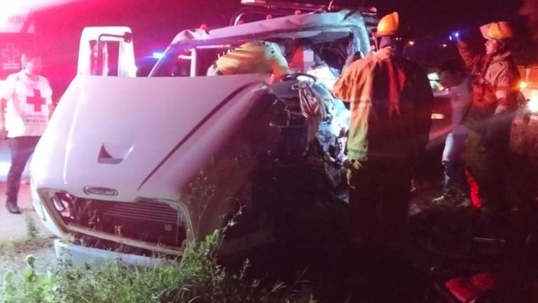 Un choque entre tráiler y una grúa en la carretera Tepic-Mazatlán, deja dos conductores heridos.