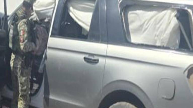 Elementos del Ejército aseguraron una camioneta y armas tras una persecución en Angostura.