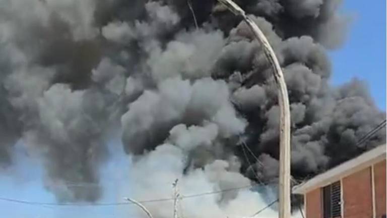 Una columna de humo negro alertó a vecinos y estudiantes; autoridades realizaron evacuaciones preventivas sin lesionados.