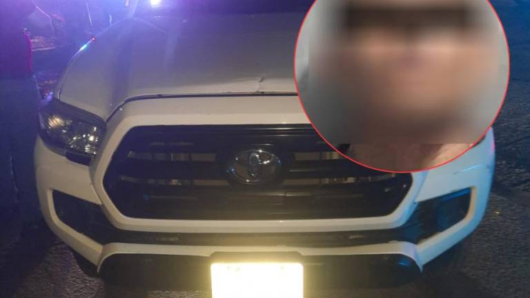 Policías viales localizan una pistola dentro de la camioneta recuperada en la colonia Guadalupe.