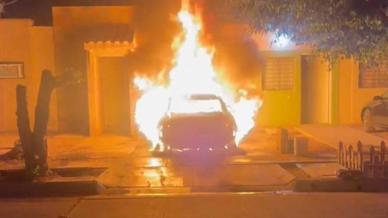 Pérdida total resultó tras el incendio de un auto eléctrico en el sector Las Cerezas, en Los Mochis.
