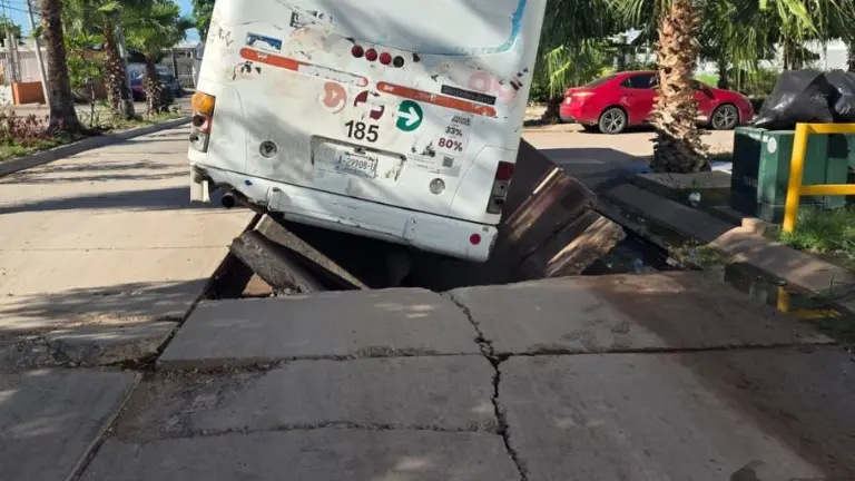 Camión urbano queda atrapado en enorme socavón tras colapsar el bulevar Suecia, en Los Mochis.