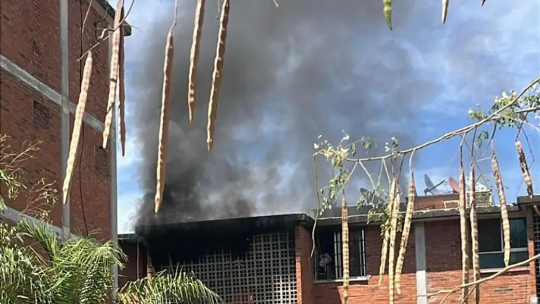 Explosión por gas en condominio de Culiacán deja dos heridos y daños estructurales graves severos.