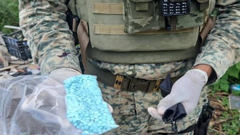 Fuerzas de seguridad resguardan el fentanilo y los explosivos caseros asegurados en zonas de Culiacán.