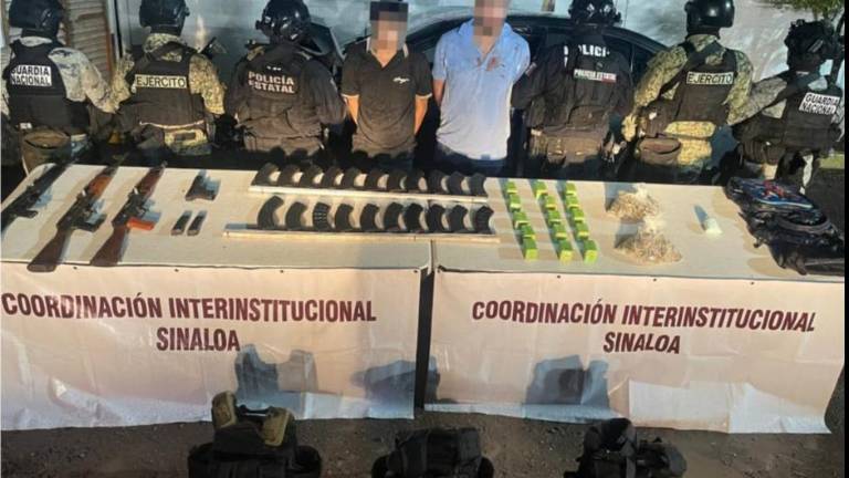 Tres detenidos, armas y dos vehículos robados fueron asegurados tras operativo en Villa Universidad.