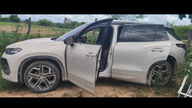 Operativos en Mazatlán dejan armas, explosivos y un vehículo con impactos de bala.