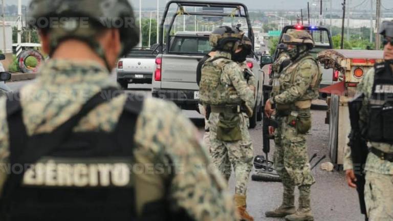 Elementos del Ejército resguardaron el área del accidente donde un ciclista perdió la vida.