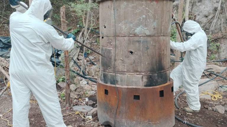 Militares incautaron miles de litros de sustancias químicas en comunidades de Cosalá y Culiacán.