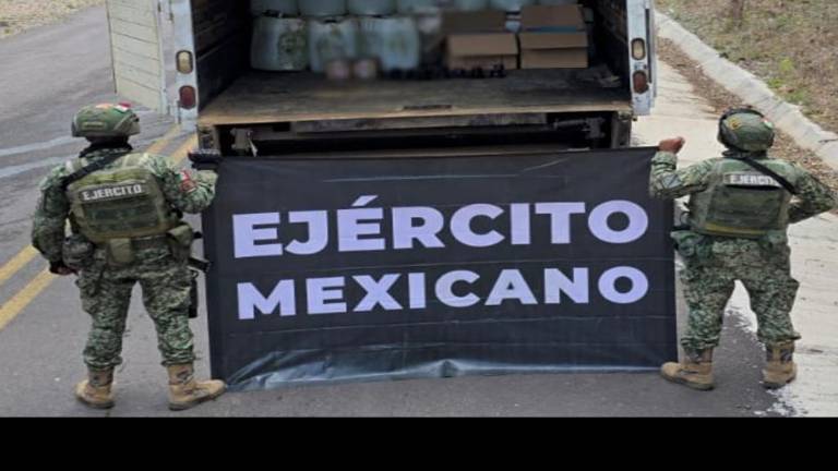 El camión de carga con contenedores plásticos es asegurado por el Ejército Mexicano en Culiacán.