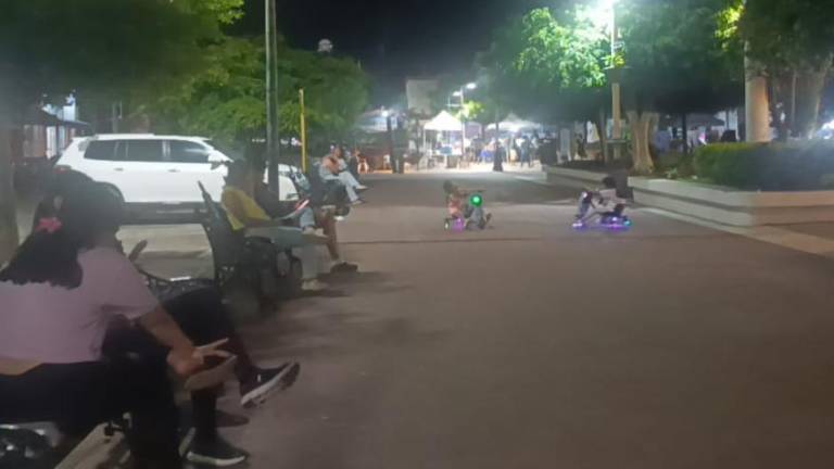 Familias y comerciantes vuelven a ocupar la plazuela Ramón Corona durante las noches en Escuinapa.