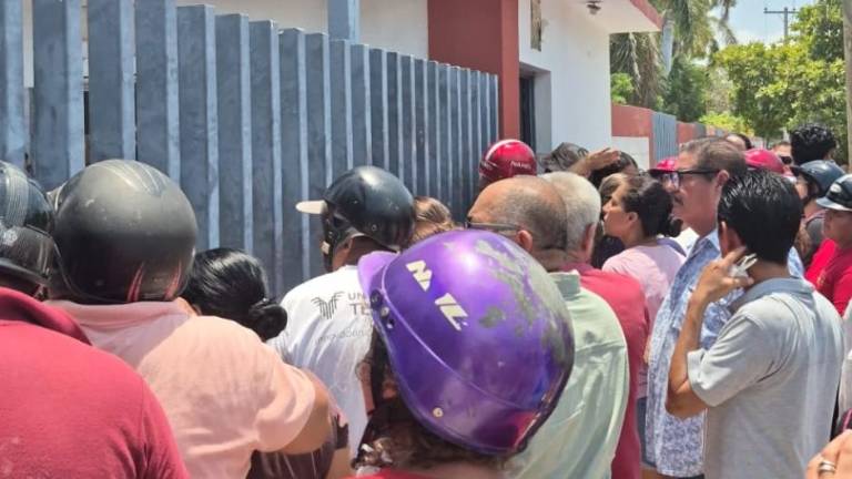 Padres de familia obligaron a suspender clases en el Cbtis 152 tras reportes de supuestos explosivos.