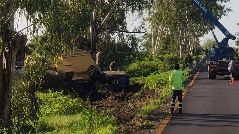 Tráiler vuelca en el camellón de la Maxipista Culiacán-Mazatlán y paraliza el tráfico en Quilá