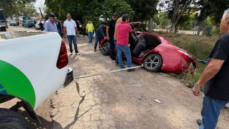 El automóvil quedó al borde del canal Hidalgo; trabajadores evitaron posible contaminación.