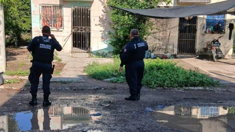 Autoridades municipales resguardaron la zona donde se ubica la vivienda en el Infonavit Las Huertas.