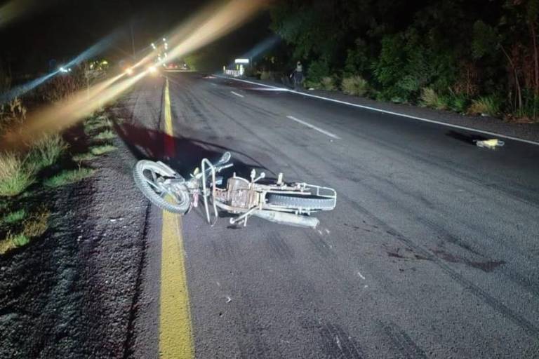 La motocicleta quedó abandonada sobre la carretera México 15 tras el accidente que cobró la vida del conductor.