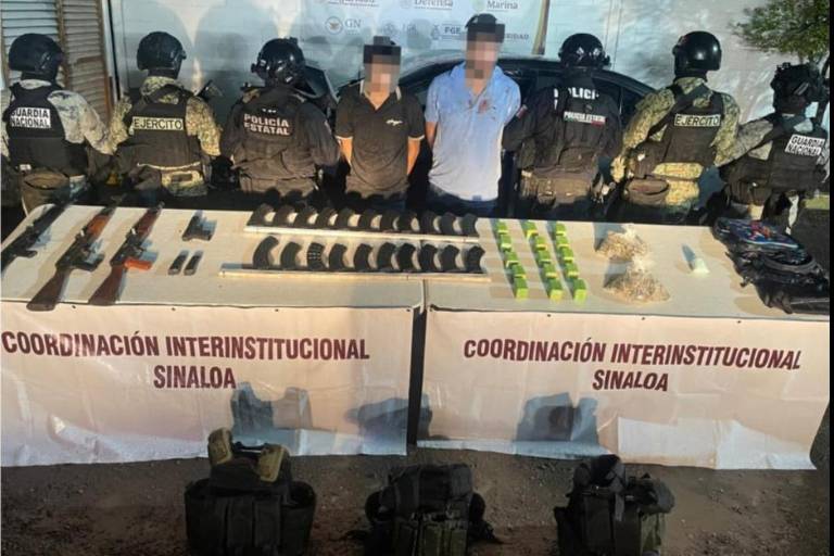 Tres detenidos, armas y dos vehículos robados fueron asegurados tras operativo en Villa Universidad.