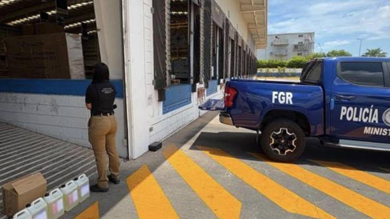 Autoridades federales aseguran 40 litros de metanfetamina en una empresa de paquetería de Los Mochis.