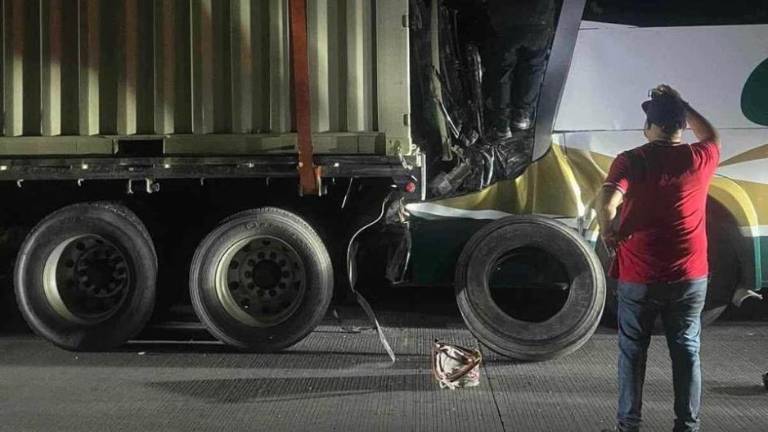 El autobús de pasajeros terminó destrozado tras impactarse contra un tractocamión en la carretera México 15, en Sonora.