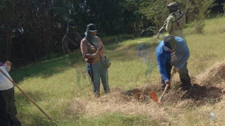Colectivo de búsqueda localiza cuerpo cubierto con cal en pista aérea abandonada de Navolato.