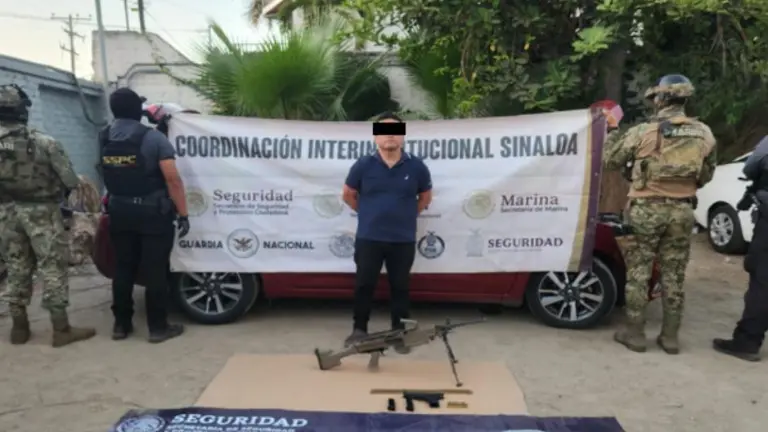 Elementos federales resguardan al civil detenido sobre la carretera a Tepic, en Mazatlán.