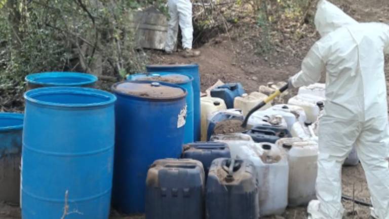 Elementos del Ejército Mexicano resguardan las sustancias químicas aseguradas en el poblado Canamaca.