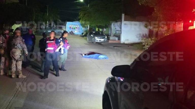 Personal pericial realiza las diligencias tras el hallazgo de un joven sin vida en Culiacán.