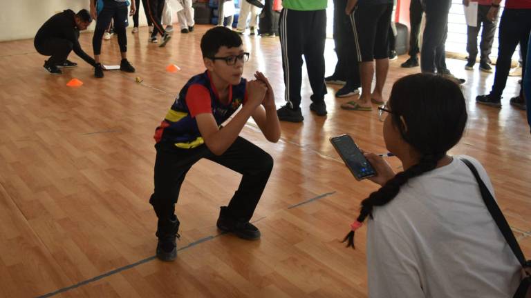Los taekwondoínes realizaron pruebas de fuerza y resistencia.