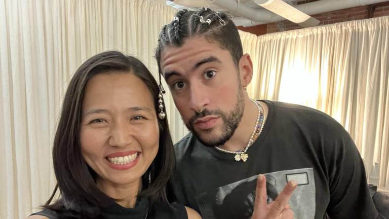 La Alcaldesa de Boston Michelle Wu junto a Bad Bunny.