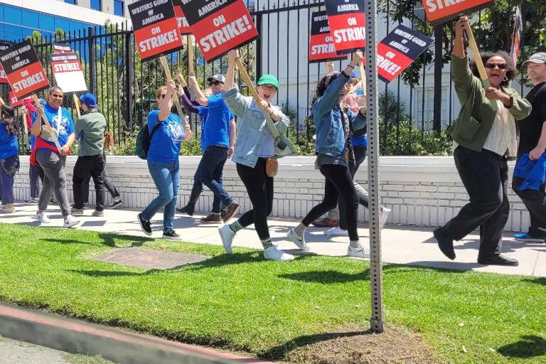 Se van a huelga guionistas en Hollywood; exigen mejores salarios