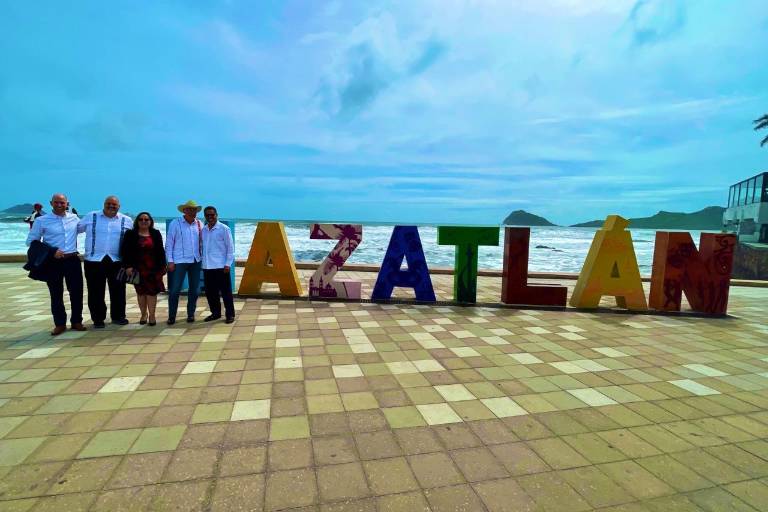 Ken Salazar, Embajador de EU en México, se toma la foto en letras de Mazatlán