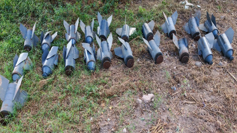 Autoridades federales aseguraron armas y explosivos durante un cateo militar en una vivienda de Escuinapa.