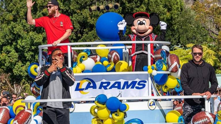 Los tres jugadores de los Rams, durante el desfile en Anaheim.