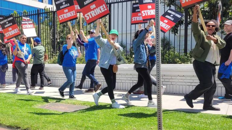 Se van a huelga guionistas en Hollywood; exigen mejores salarios
