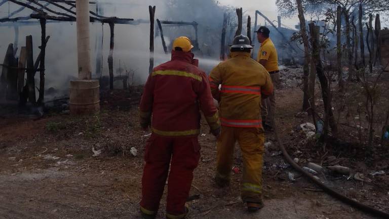 Personal de Bomberos y de Protección Civil atienden el incendio de una vivienda en Cajón Verde, Rosario.