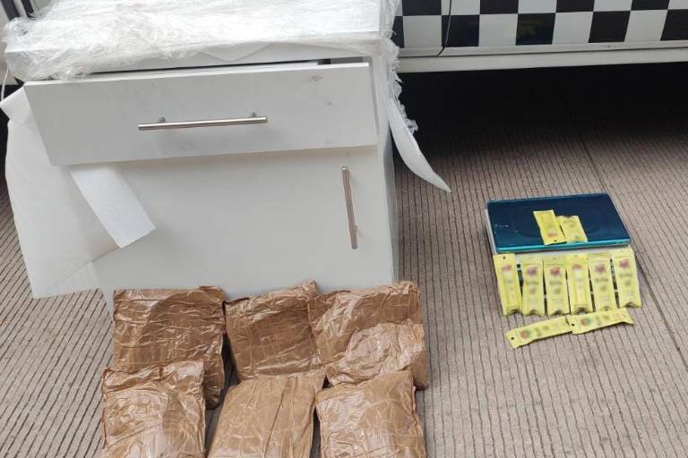 Asegura Guardia Nacional en Culiacán cristal oculto en buró de madera y vapeadores