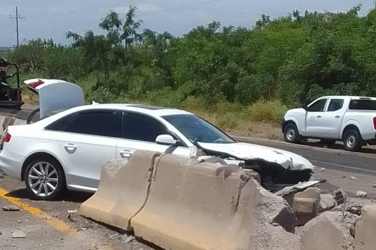 Volcadura de grúa en autopista Mazatlán–Culiacán deja tres heridos en Elota