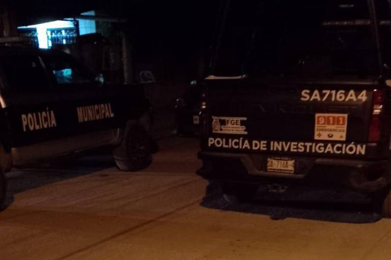 Autoridades acudieron a atender el reporte de un joven asesinado frente a las canchas deportivas de la colonia Las Vegas del Rastro, en Navolato.