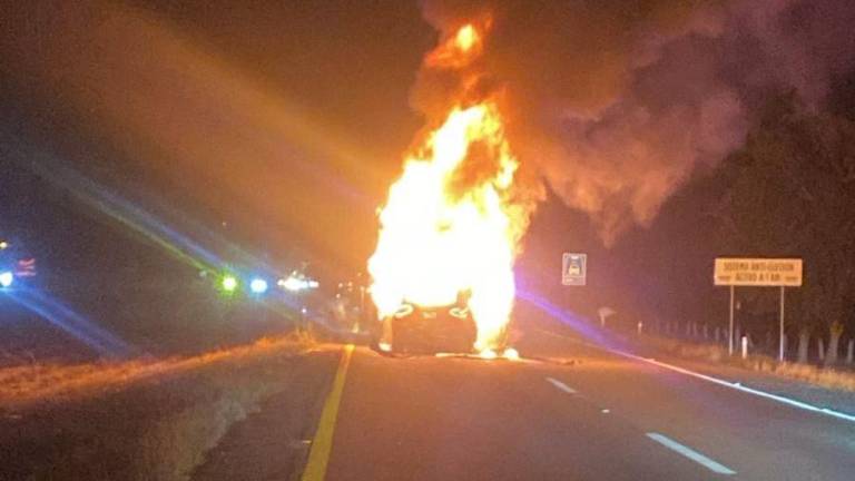 Las unidades involucradas son un autobús de la línea Unidos de Sinaloa y una camioneta Hyundai Creta.