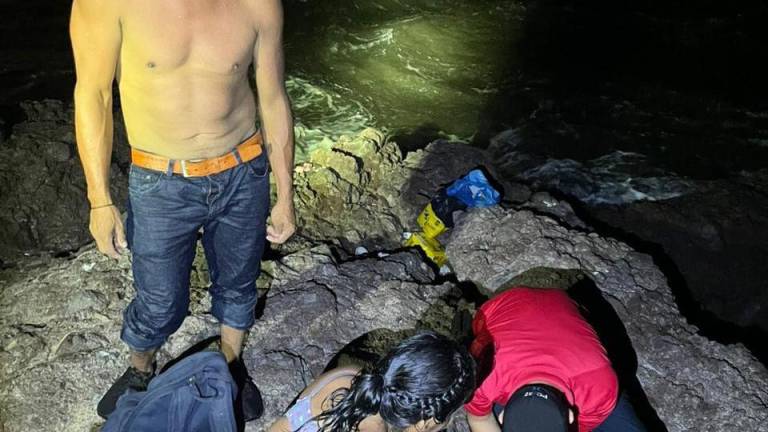 Se meten al mar de noche en Mazatlán; rescatan a dos y uno más desaparece
