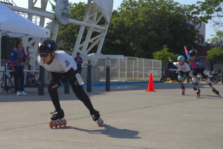¡Entran patinadores en la recta final, a toda velocidad!
