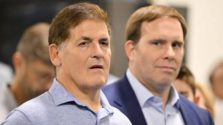 Mark Cuban dice lamentar haber vendido a los Mavs a las familias Adelson y Dumont.