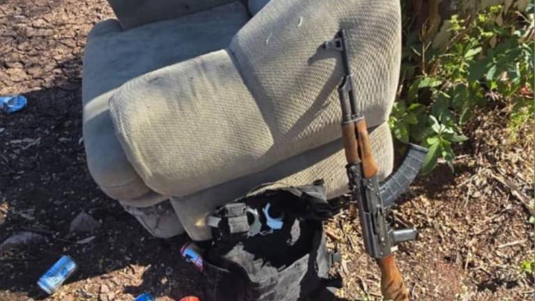 Personal militar halló un arma larga en un sillón viejo entre Alturas del Sur y Guadalupana La Piedra.