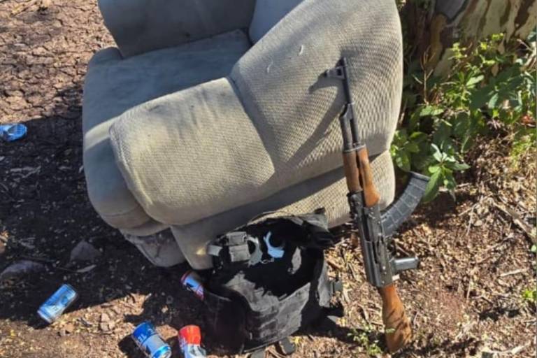 Aseguran armamento y un kilo de mariguana en un sillón abandonado al sur de Culiacán