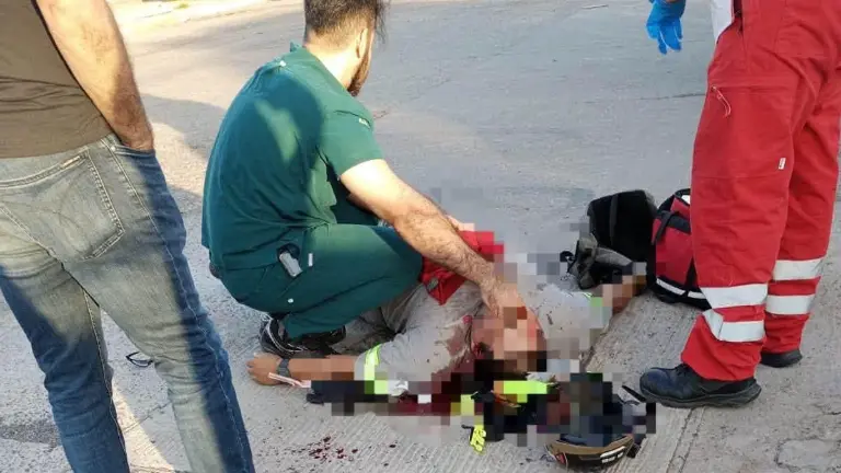 El motociclista fue hospitalizado tras ser impactado por un automóvil en el Centro de Los Mochis.